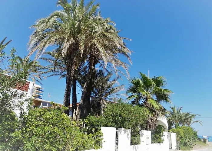 At Seafront With Private Garden-655 Vakantiehuis *