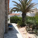 Сasa de vacaciones At Seafront With Private Garden-655 *