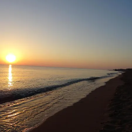 بيت للعطل At Seafront With Private Garden-655